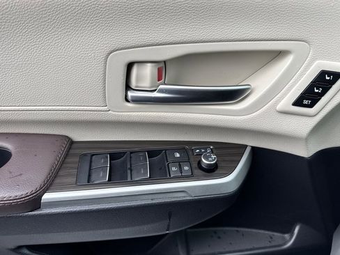Used 2023 Toyota Sienna Platinum image 11