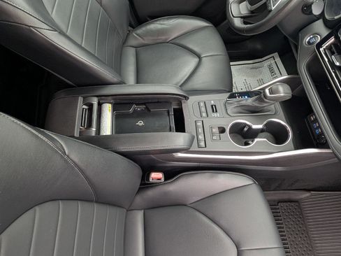 Used 2022 Toyota Highlander XLE image 23