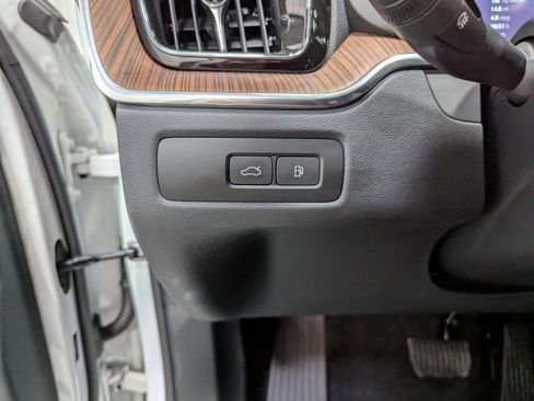 Used 2023 Volvo XC60 T8 Ultimate w/ Climate Package image 21