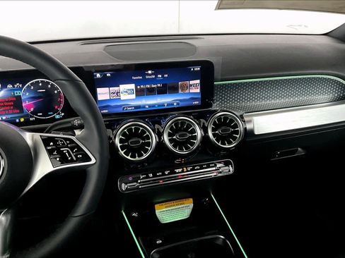 New 2026 Mercedes-Benz GLB 250 image 9