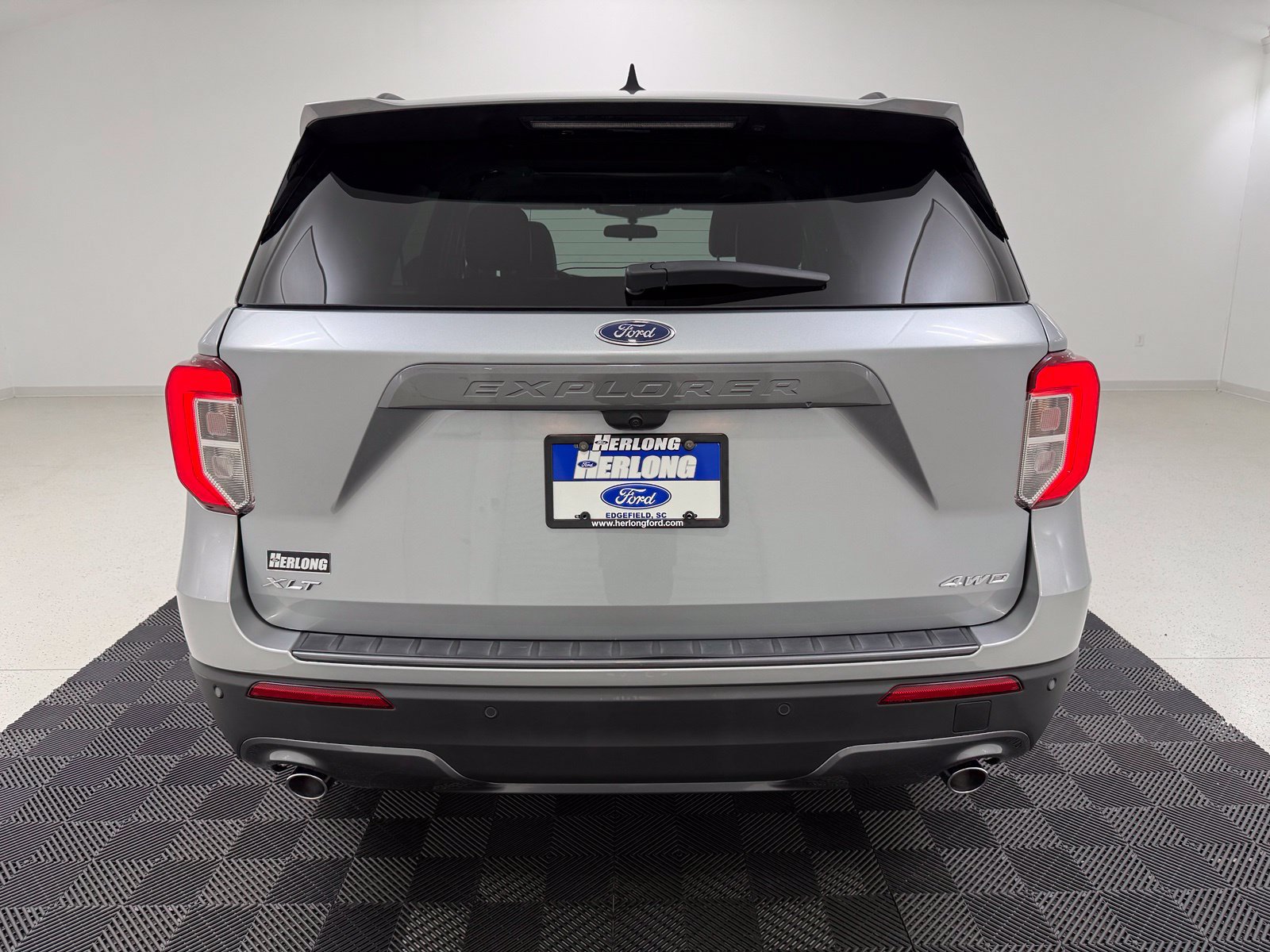 Used 2024 Ford Explorer XLT w/ Equipment Group 202A AWD/4WD image 7