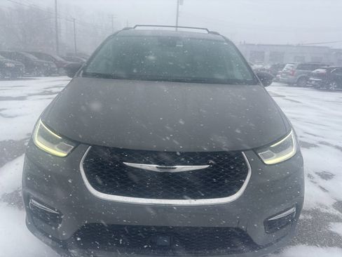 Used 2022 Chrysler Pacifica Touring-L image 8