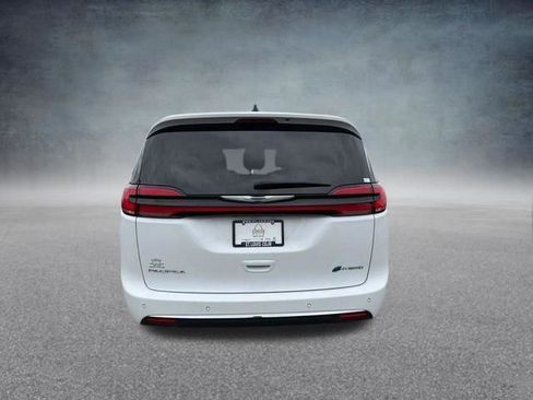 Used 2024 Chrysler Pacifica Limited FWD image 6
