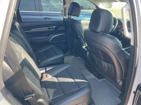 Used 2022 Kia Telluride SX w/ SX Prestige Package image 10