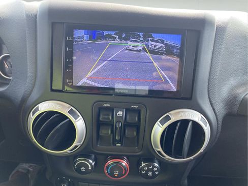 Used 2017 Jeep Wrangler Unlimited Sahara w/ Connectivity Group AWD/4WD image 38