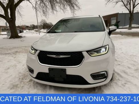Used 2023 Chrysler Pacifica Limited image 3