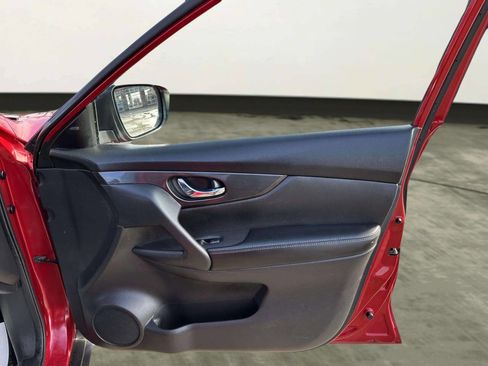 Used 2017 Nissan Rogue SV image 25