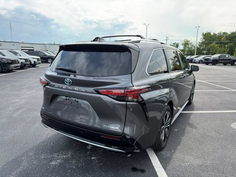 Used 2025 Toyota Sienna Platinum FWD image 8