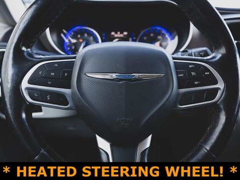 Used 2019 Chrysler Pacifica Touring-L image 12