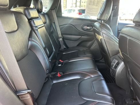 Used 2019 Jeep Cherokee Trailhawk w/ Cold Weather Group image 32