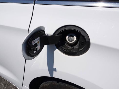 Used 2020 Chrysler Voyager Lxi image 13