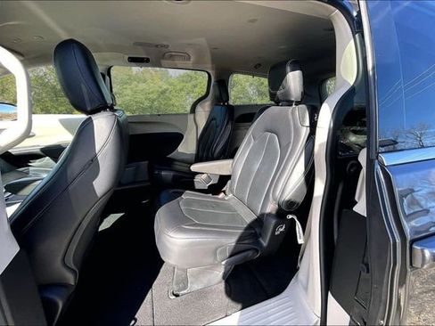 Used 2022 Chrysler Pacifica Touring-L image 24