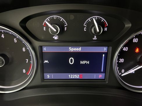 Used 2022 Buick Enclave Essence image 11