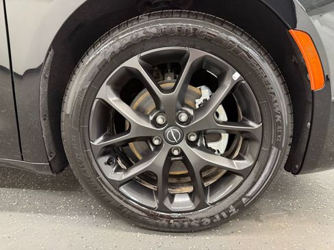 Used 2025 Chrysler Pacifica Limited FWD image 21