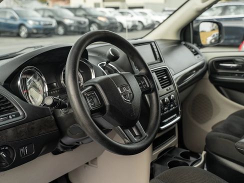 Used 2019 Dodge Grand Caravan SE w/ UConnect Hands-Free Group image 15