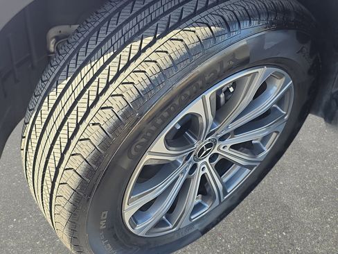 Used 2025 Mercedes-Benz GLC 300 4MATIC image 31