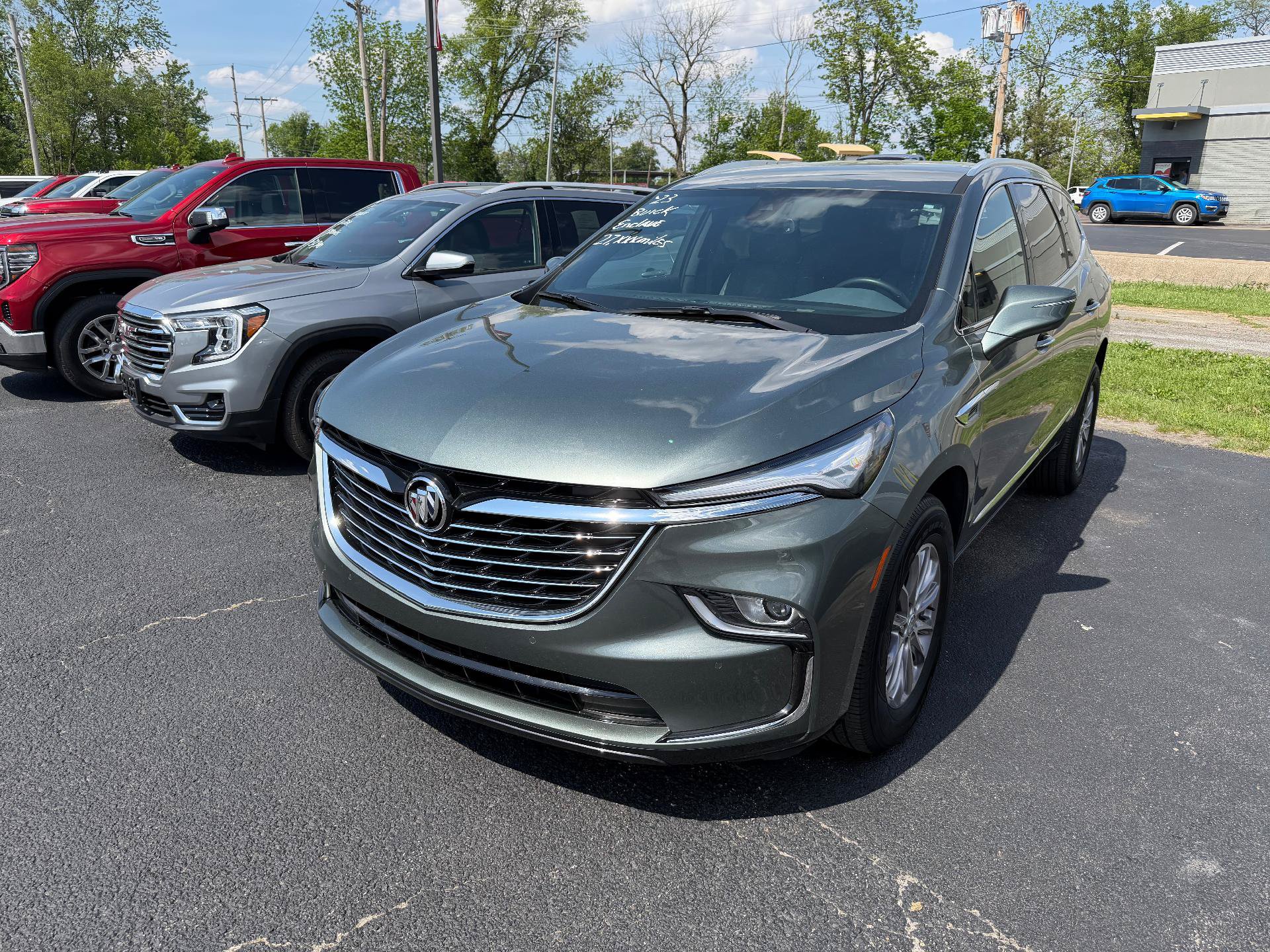 Used 2023 Buick Enclave Essence FWD image 1