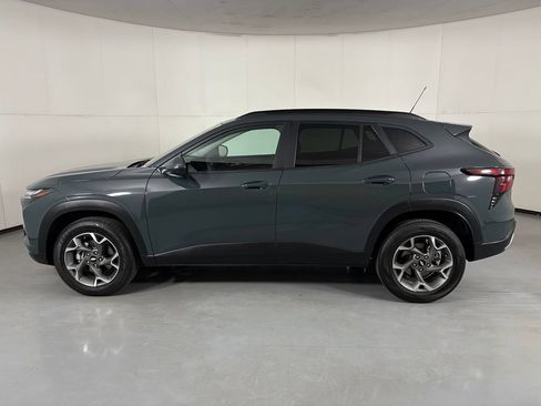Used 2025 Chevrolet Trax LT FWD image 5