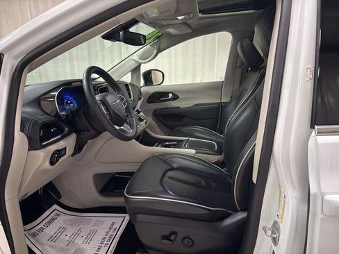 Used 2024 Chrysler Pacifica Limited image 14