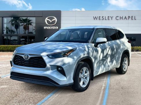 Used 2022 Toyota Highlander LE image 1