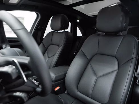 Certified 2026 Porsche Macan AWD/4WD image 5