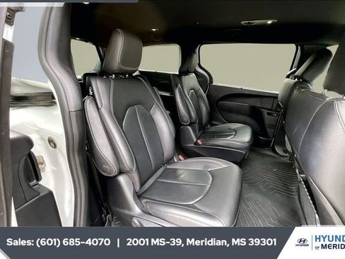 Used 2020 Chrysler Pacifica Touring-L w/ S Appearance Package image 19