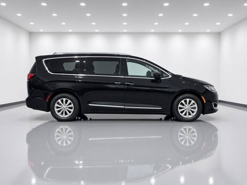 Used 2018 Chrysler Pacifica Touring-L FWD image 7