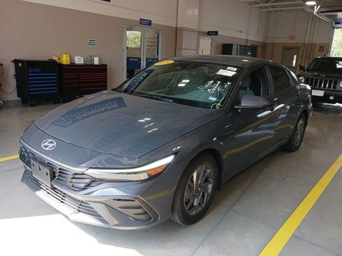 Used 2024 Hyundai Elantra SEL FWD image 2