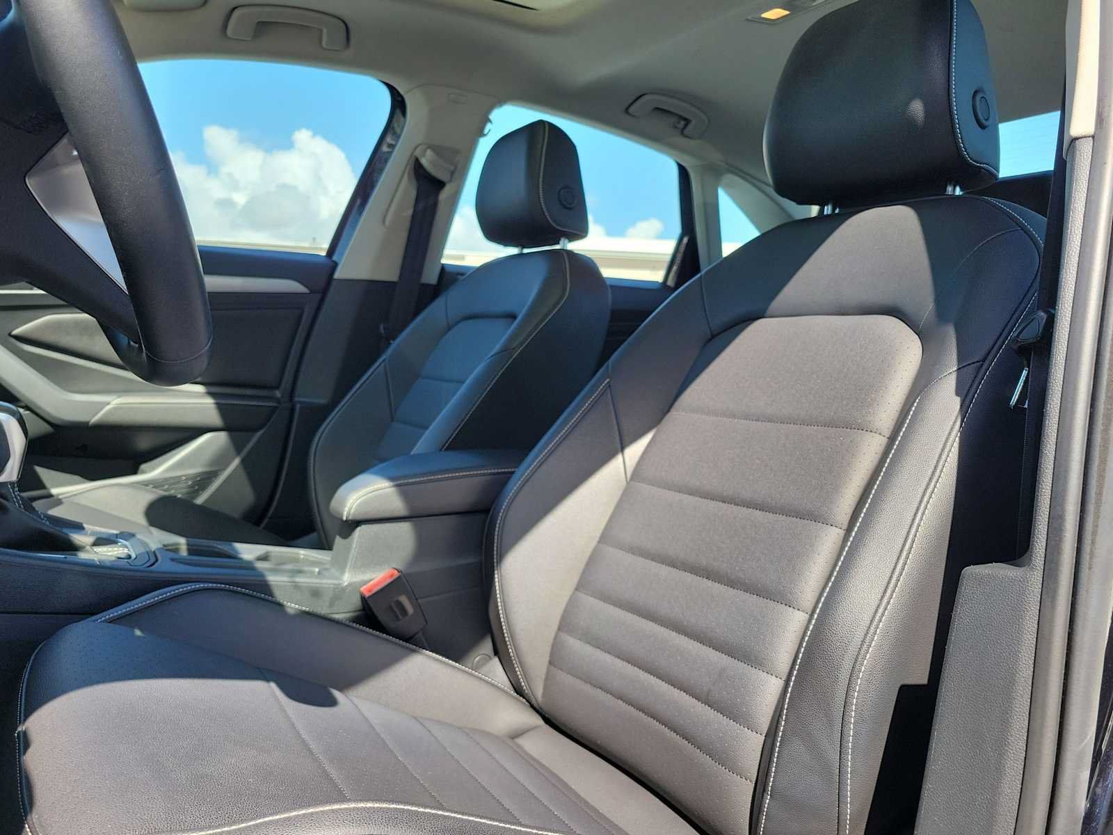 Used 2023 Volkswagen Jetta SE w/ Panoramic Sunroof Package FWD image 15