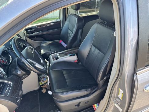 Used 2014 Chrysler Town & Country Touring-L w/ Driver Convenience Group FWD image 4