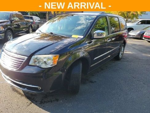 Used 2013 Chrysler Town & Country Touring-L w/ Driver Convenience Group FWD image 7