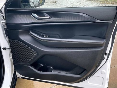 Used 2023 Jeep Grand Cherokee Laredo image 22