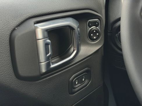 Used 2026 Jeep Wrangler Unlimited Sahara AWD/4WD image 10