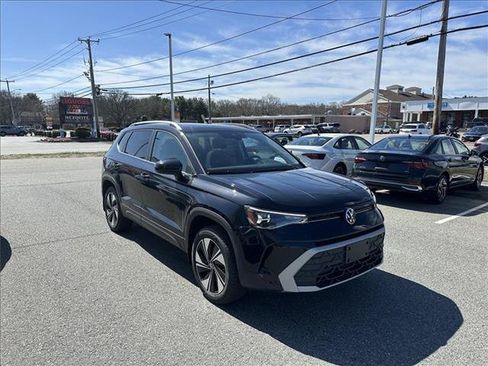 Used 2025 Volkswagen Taos SE FWD image 8