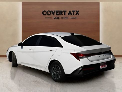 Used 2024 Hyundai Elantra SEL image 3