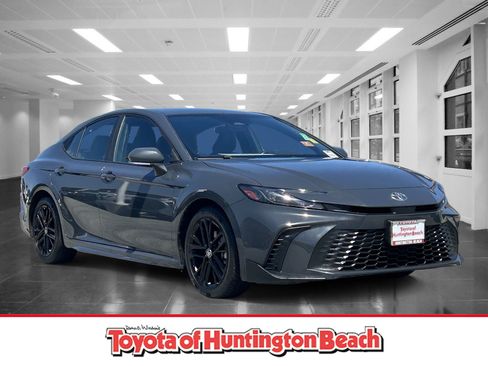 Used 2025 Toyota Camry SE FWD image 1