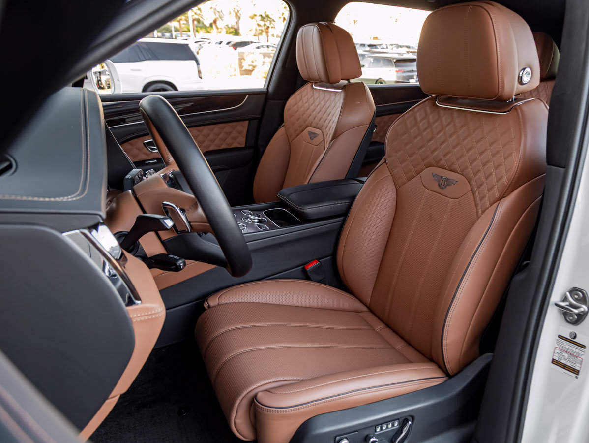 Used 2023 Bentley Bentayga Plug-In Hybrid AWD/4WD image 17