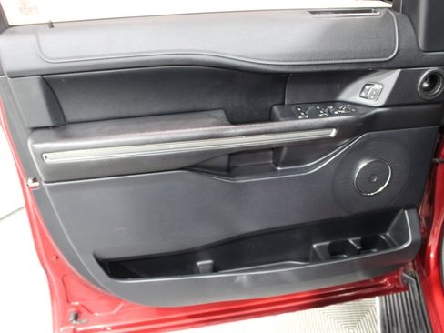 Used 2018 Ford Expedition XLT w/ Equipment Group 202A AWD/4WD image 6