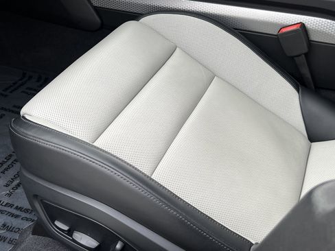 Certified 2025 Porsche Taycan image 28