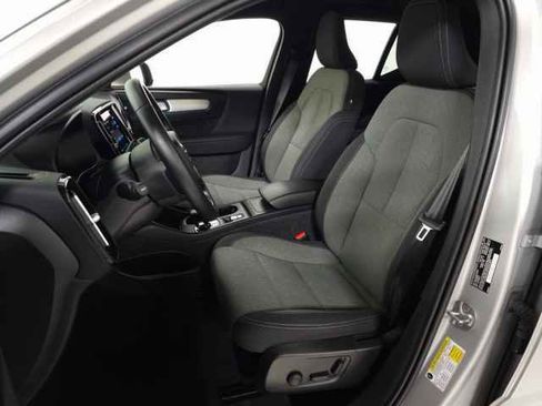 Used 2025 Volvo XC40 B5 Core image 17