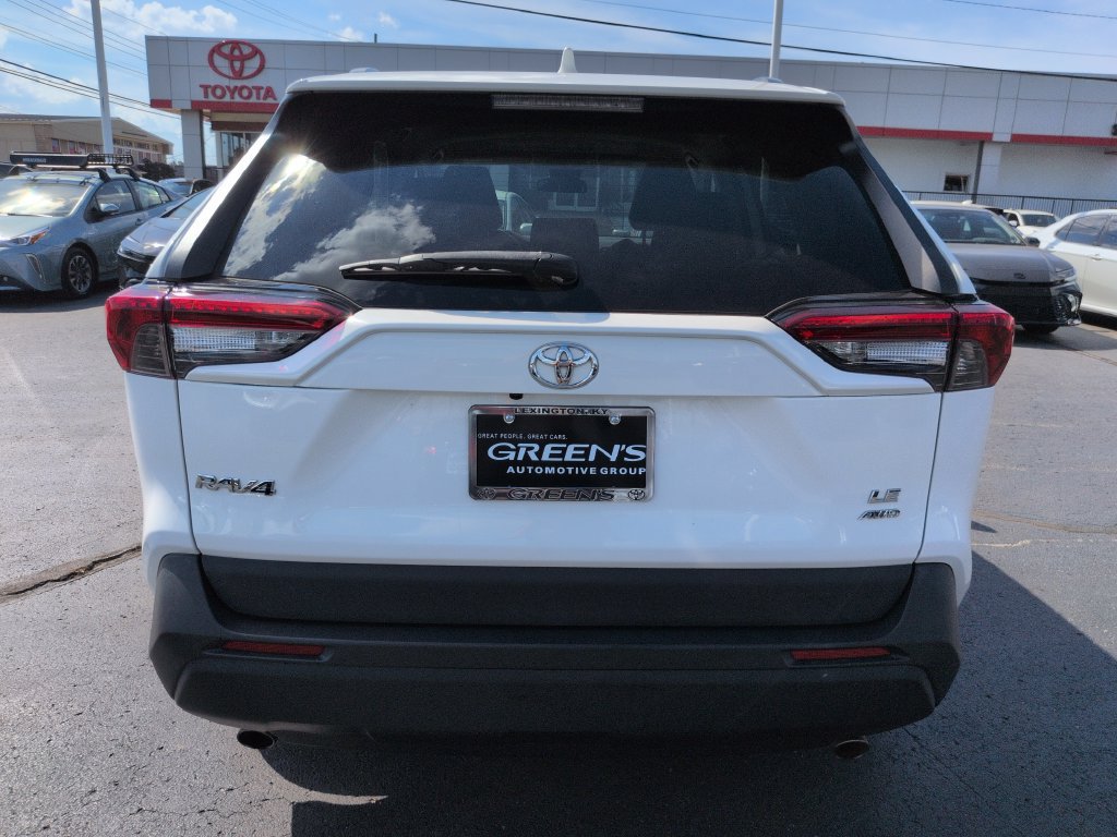 Used 2021 Toyota RAV4 LE AWD/4WD image 4