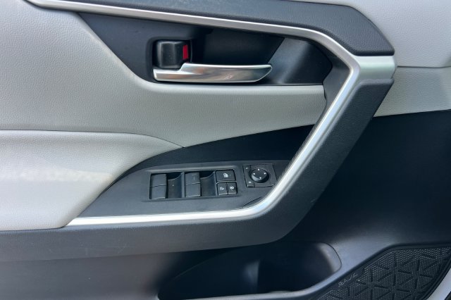 Used 2019 Toyota RAV4 XLE w/ Convenience Package FWD image 11