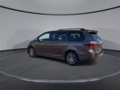 Used 2019 Toyota Sienna XLE image 6