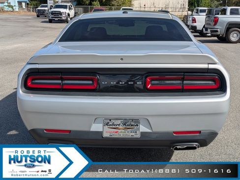 Used 2019 Dodge Challenger SXT image 7