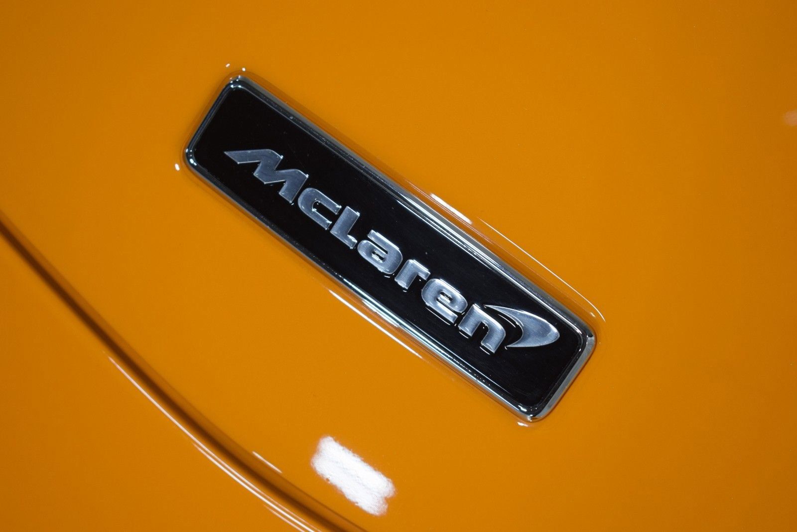 Used 2024 McLaren Artura RWD image 3