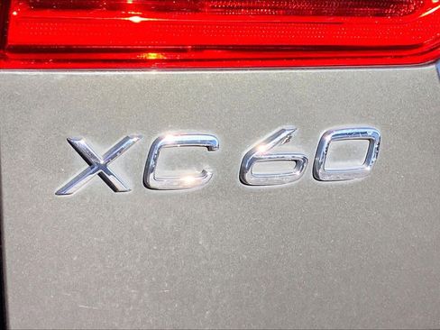 Used 2022 Volvo XC60 B5 Momentum w/ Protection Package Premier image 31
