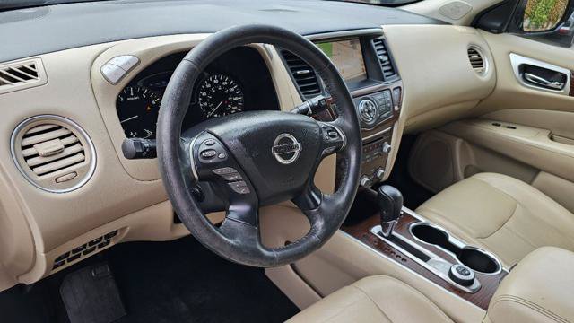 Used 2017 Nissan Pathfinder Platinum w/ Family Entertainment Package AWD/4WD image 12