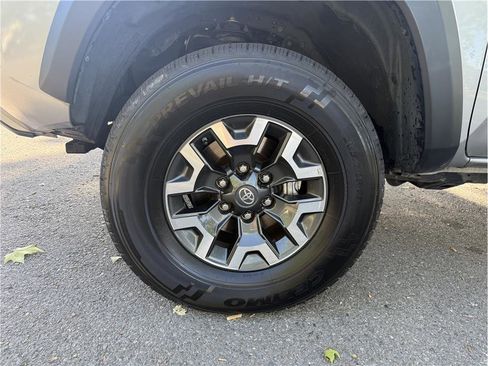 Used 2017 Toyota Tacoma TRD Off-Road w/ Tow Package AWD/4WD image 9