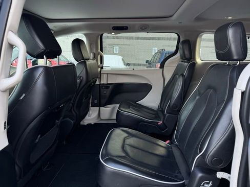 Used 2023 Chrysler Pacifica Limited image 19