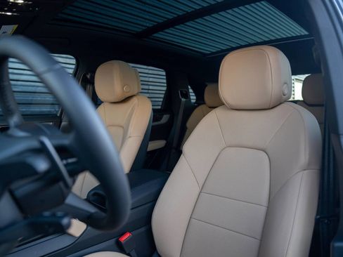 New 2026 Porsche Cayenne Base image 5
